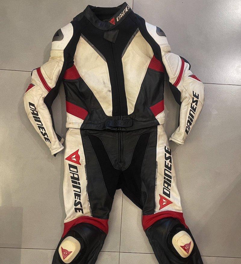 Macacão Dainese 2 Peças Tamanho 52 + Par de Botas Dainese + Protetor de Coluna e Tórax Dainese + Par de Luvas Alpinestars - Usado