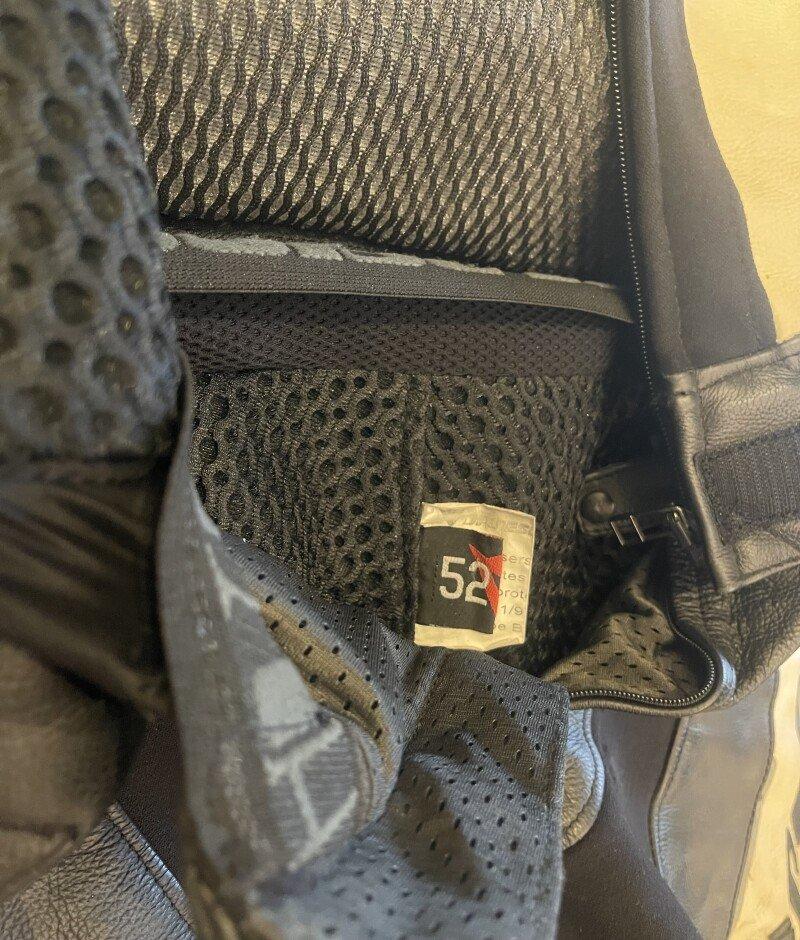 Macacão Dainese 2 Peças Tamanho 52 + Par de Botas Dainese + Protetor de Coluna e Tórax Dainese + Par de Luvas Alpinestars - Usado