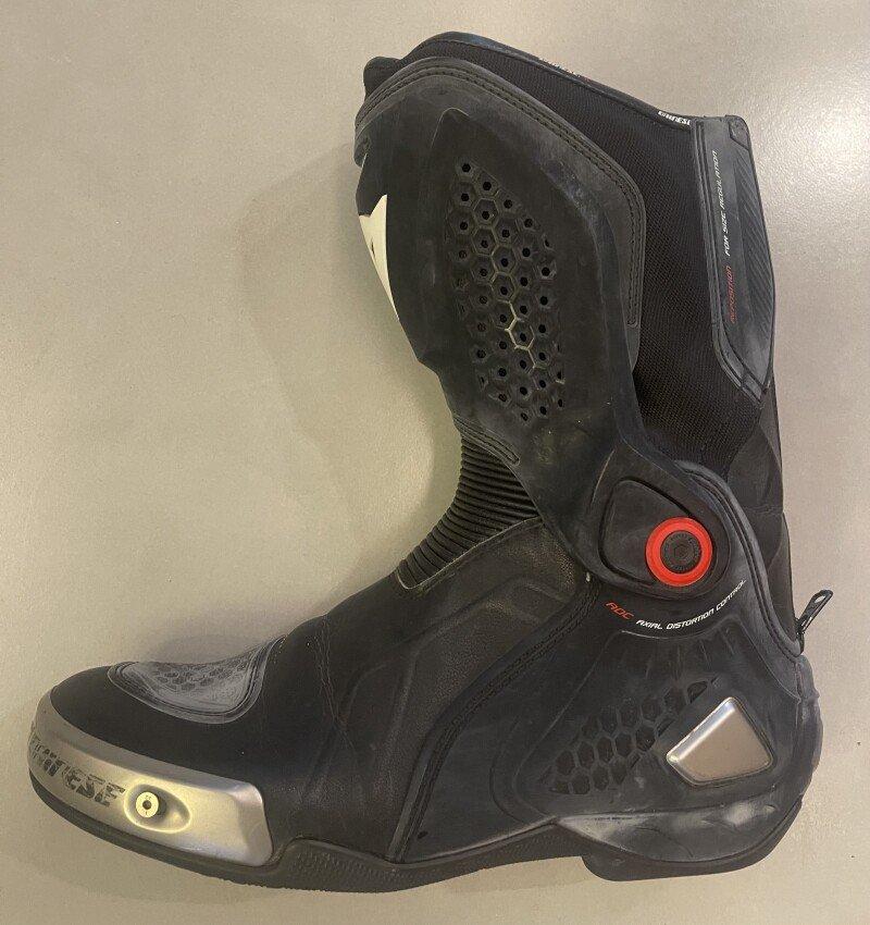 Macacão Dainese 2 Peças Tamanho 52 + Par de Botas Dainese + Protetor de Coluna e Tórax Dainese + Par de Luvas Alpinestars - Usado