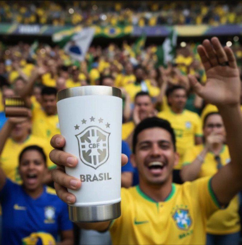Copo Térmico Seleção Brasil 473 ml Aço Inox Com Tampa e Abridor Branco